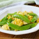 【スナップえんどうの卵炒め】お弁当の彩りおかずにも！パリッとした食感と甘みがクセになる♪｜macaroni（マカロニ）