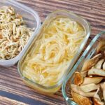 『料理家がリアルに食べてる常備菜はこんな感じ』副菜は無理せず作れる範囲で栄養と食感を補ってくれれば良い。【酢もやし・焼きエリンギ・梅切り干し】