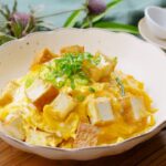 【厚揚げの卵とじ丼】疲れた日のお助けレシピ！5分で完成♪パパッとできる｜macaroni（マカロニ）