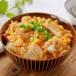 【ツナたまキムチ丼】ワンパンで速攻！卵とキムチ、ツナ缶があればすぐに作れる♪｜macaroni（マカロニ）