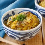 【鯖たま丼】さば缶あったら作ってみて！さばみそ煮缶と玉ねぎを炒め、卵でとじるだけのお手軽レシピ♪｜macaroni（マカロニ）