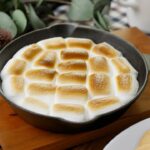 【スキレットスモア】トースターで簡単!おしゃれスイーツ♪スキレットにチョコレートとマシュマロを敷き詰めてトースターで表面に焼き色がつくまで焼くだけ|macaroni(マカロニ)