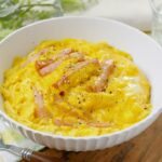 【カルボナーラ丼】とろとろ卵がたまらない♪溶いた卵にベーコン、粉チーズを加えて作る！パスタじゃなくても！ご飯に合う｜macaroni（マカロニ）