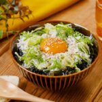 【ごま油香る韓国風しらす丼】やみつき確定！火を使わずに作れる簡単丼レシピ♪｜macaroni（マカロニ）