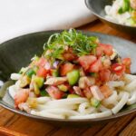 【夏野菜とツナのぶっかけうどん】白だしで簡単!火を使わずに作れる♪トマト、なす、きゅうりたっぷり|macaroni(マカロニ)