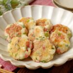 【カニカマはんぺん団子】おつまみにもお弁当おかずにも！はんぺんと豆腐、カニカマで簡単｜macaroni（マカロニ）