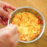 野菜と豆腐を使ったヘルシーチーズオムレツ。簡単、節約料理。カンタン料理、忙しい日々の簡単料理、使い安い食材保管、良い食バランス簡単料理、初心者のカンタン料理。