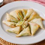 【梅ツナキャベツの三角春巻き】お弁当のおかずにも！大葉香る♪｜macaroni（マカロニ）