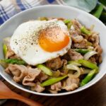 【豚肉とアスパラガスのスタミナ丼】豚こま肉とアスパラガスがたっぷり！！ランチにおすすめ♪｜macaroni（マカロニ）
