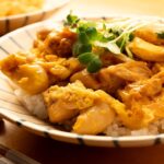 【食欲そそる】夏にぴったりスパイシー『ピリ辛親子丼』