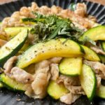 材料２つ! 野菜の旨みを引き出す【豚バラと塩もみズッキーニの炒め】旬の万能食材使い切りレシピ