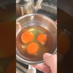 沸騰した湯に生卵を入れる‼️ #うどん #卵 #家庭料理 #料理 #グルメ