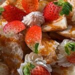 くり抜いたパケットで超簡単‼️【キャラメルスイーツパン】 #バケットレシピ #スイーツパン #いちごレシピ #キャラメルソース #shorts